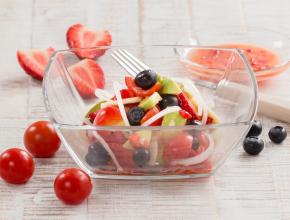 Paradeisersalat mit Früchten und Erdbeer-Zwiebel-Dressing