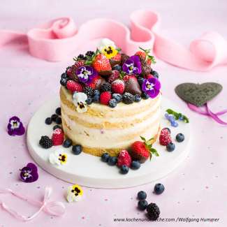 Muttertagstorte mit Buttercreme, Früchten und Blüten: Eine Muttertagstorte für die beste Mutti der Welt!