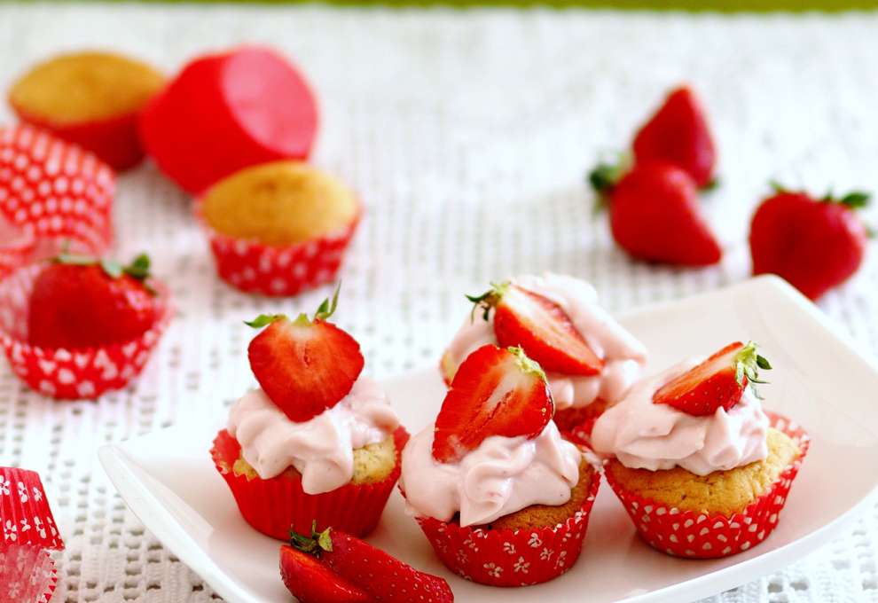 Mini-Muffins mit Erdbeercreme-Haube