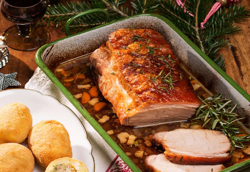 Glasierter Schweinsbraten mit gefüllten, gebackenen Erdäpfeln