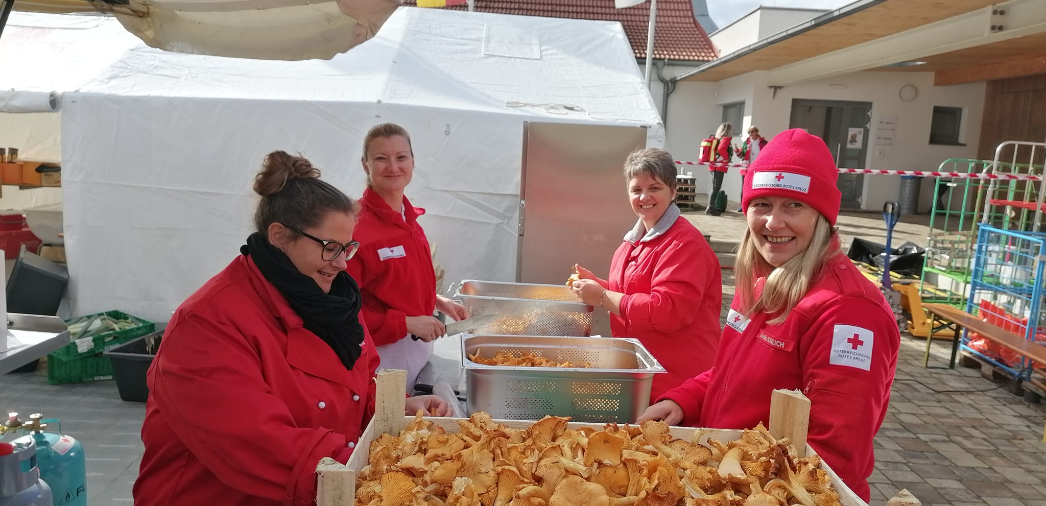 Eierschwammerlputzen bei der Bundesrettungsübung Uhudler 2023