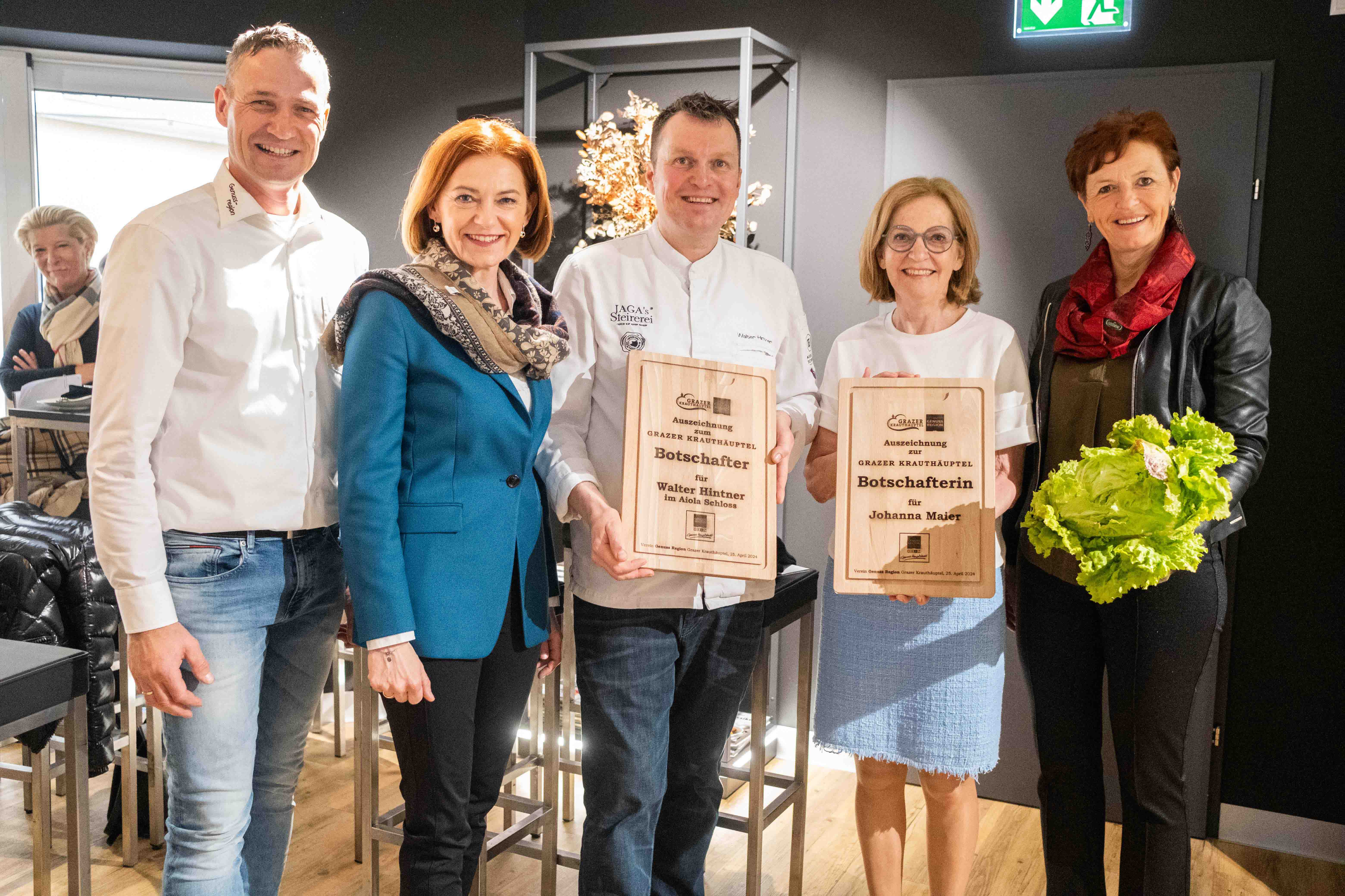 Landesrätin Simone Schmiedtbauer (2.v.l.), Vizepräsidentin Maria Pein (rechts) und Grazer Krauthäuptel-Sprecher Markus Hillebrand (links) zeichnen Starköchin Johanna Maier (2.v.r) und Walter Hintner (Mitte) als Botschafter für den Grazer Krauthäuptel aus