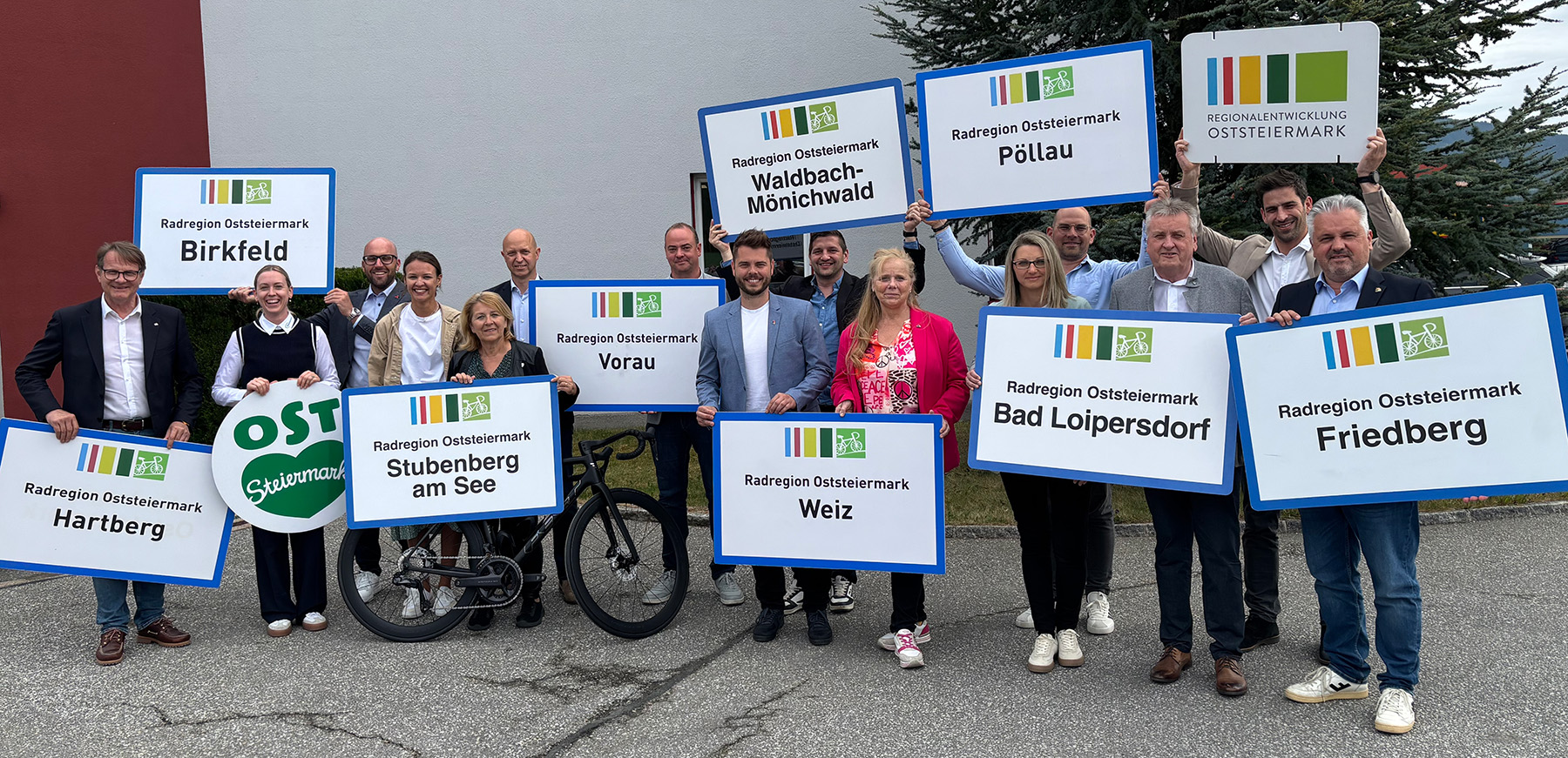 Gruppenfoto Auftaktveranstaltung zur 38. Internationalen Radjugendtour Oststeiermark 2026