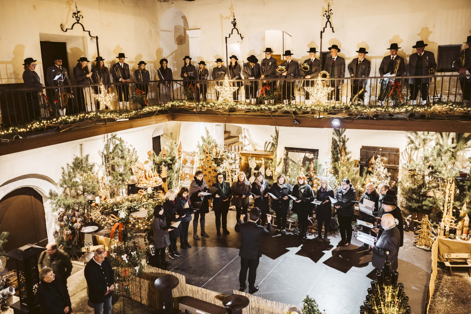 Weihnachtszauber auf Schloss Burgau, Musikkapelle und Zuhörerinnen im Innenhof