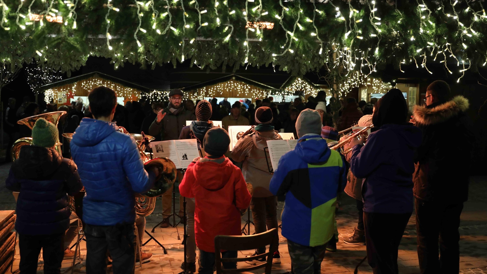 Klingender Advent in Mureck, Kinder und Jugendliche spielen Blasinstrumente in weihnachtlichem Ambiente