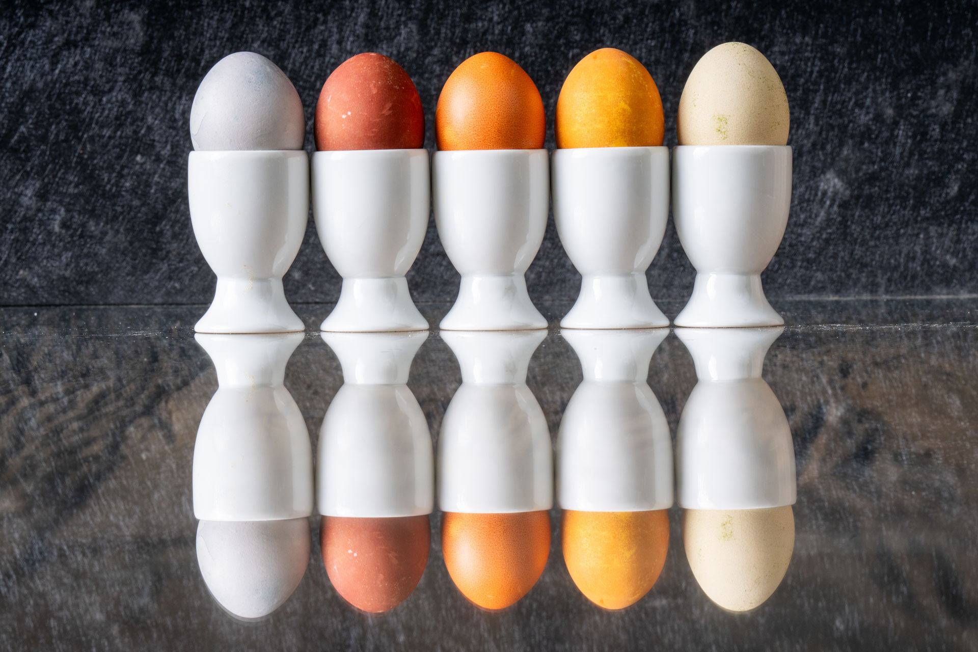 Mit Pflanzen gefärbte Ostereier