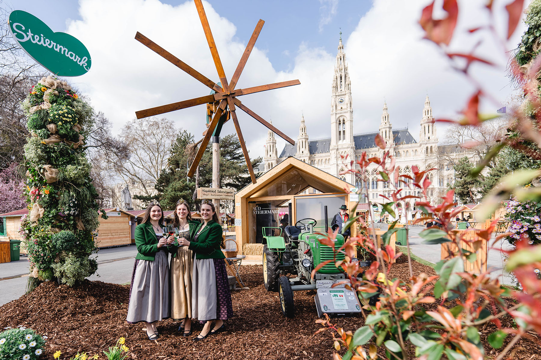 Die elf steirischen Erlebnisregionen beim Steiermark-Frühling 2026 in Wien, im Bild die Weinhoheiten mit dem Auftritt der Südsteiermark
