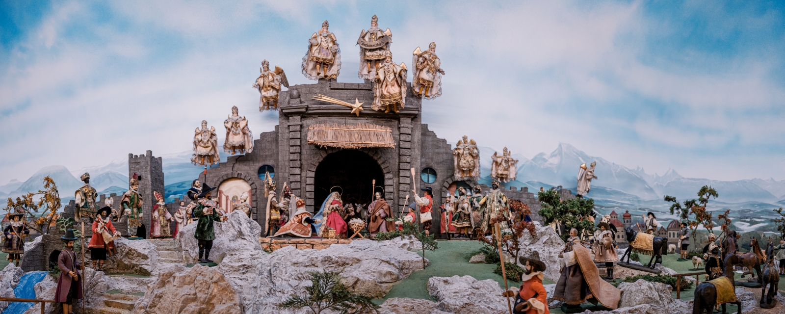 Weihnachtliche Krippe, orientalisch, viele Figuren, alpine Landschaft