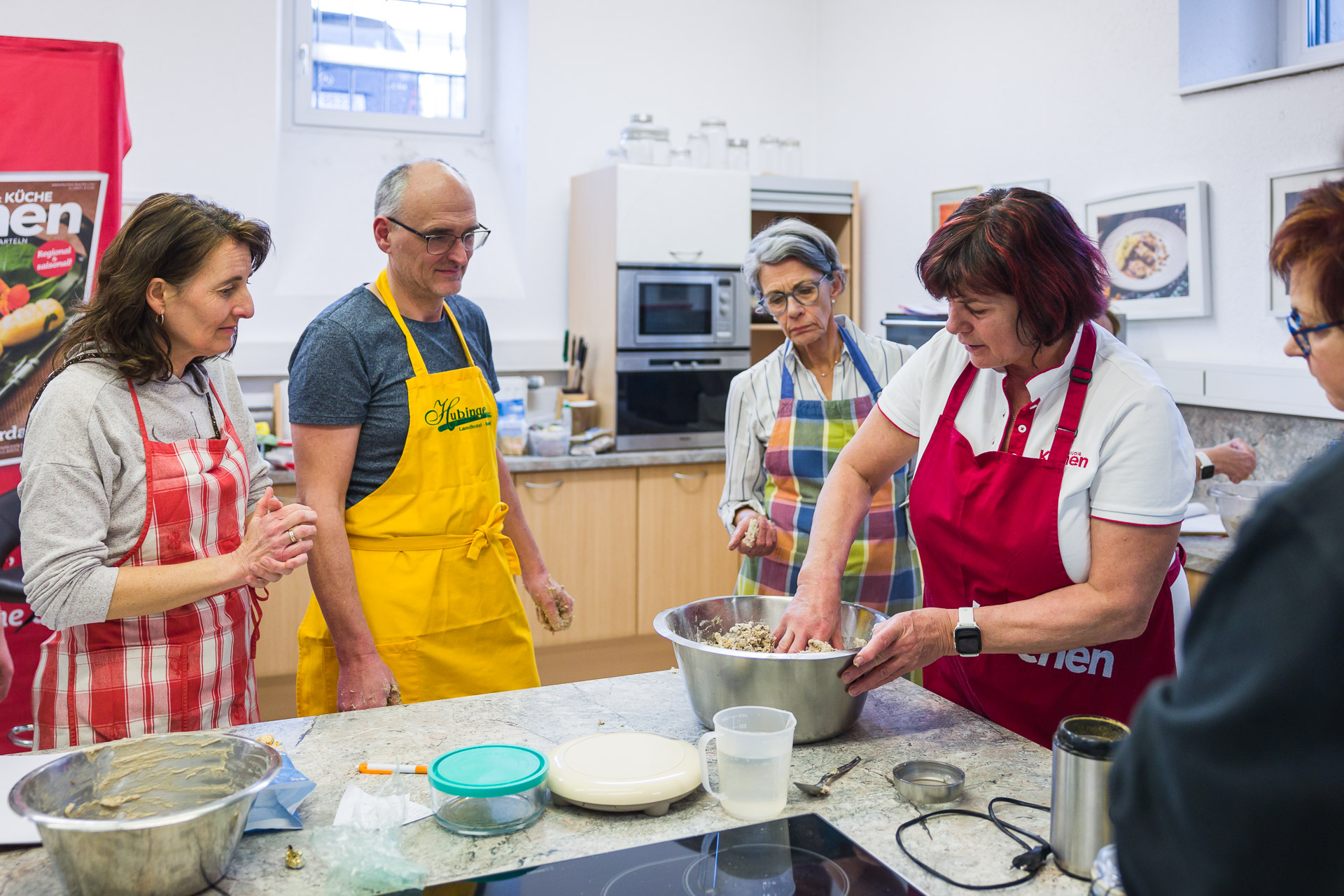 Gemeinsames Brotbacken beim ersten Brotbackkurs von Kochen & Küche