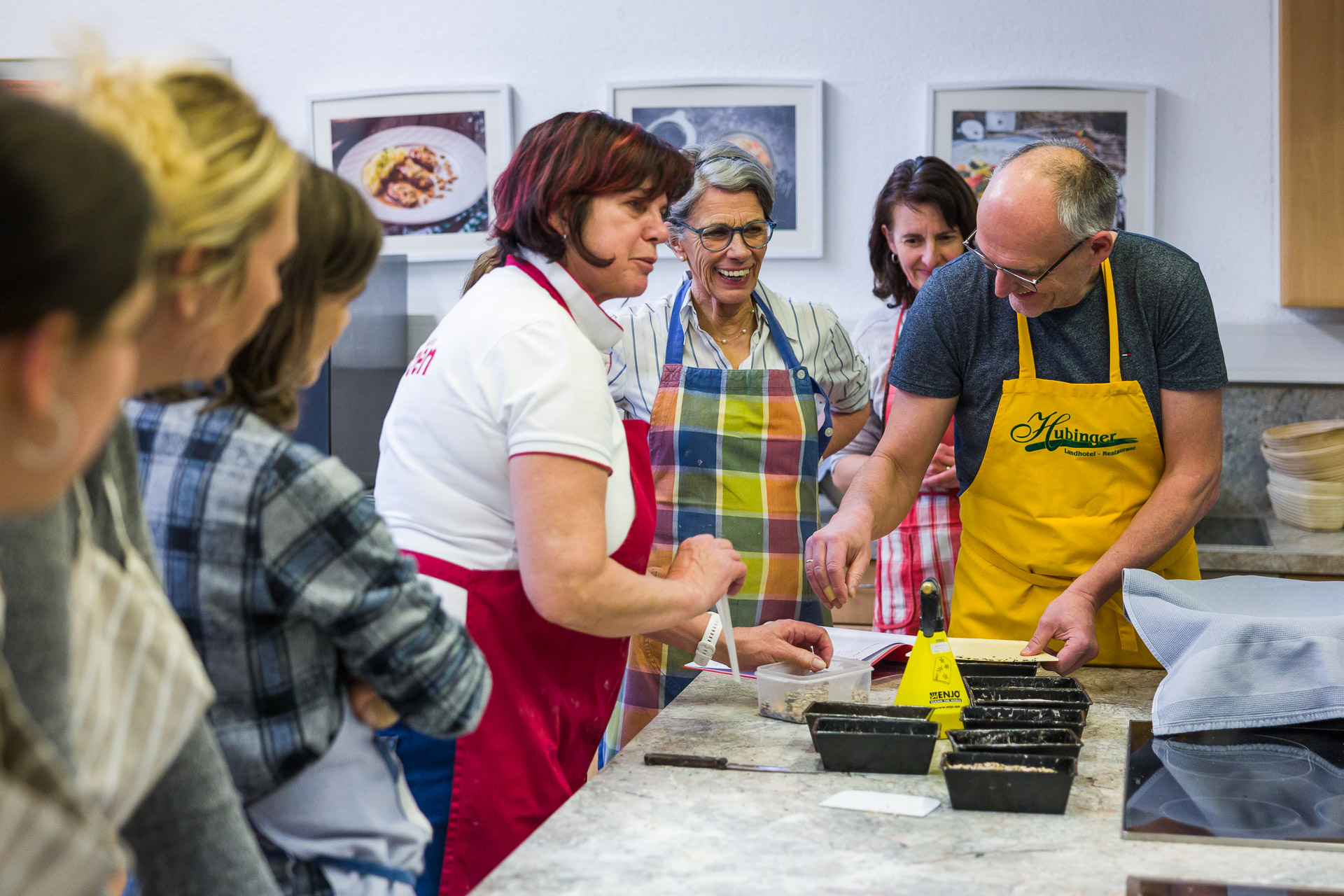 Brot ausformen und verzieren