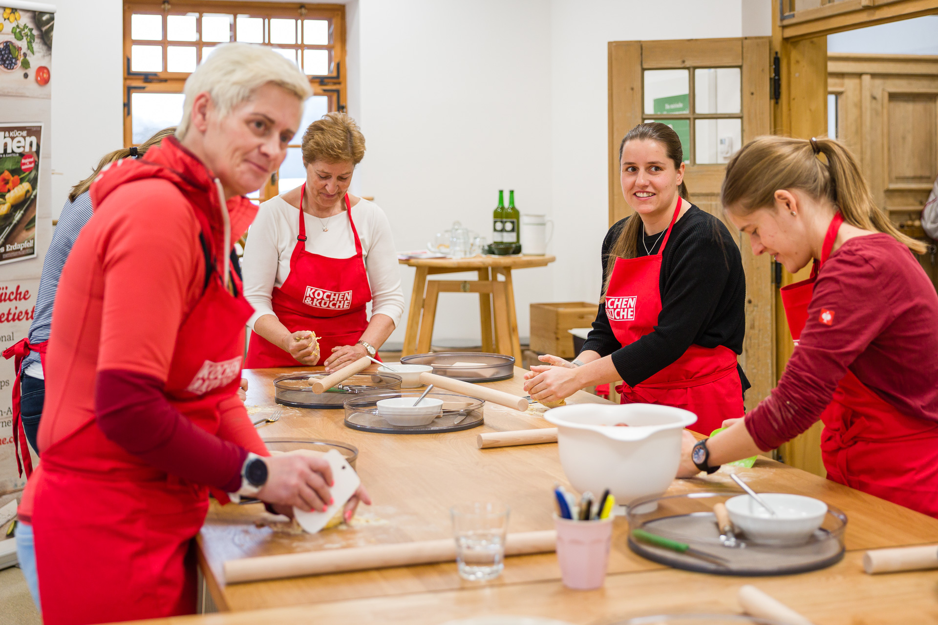 Nudelteil kräftig kneten beim Workshop von Kochen & Küche