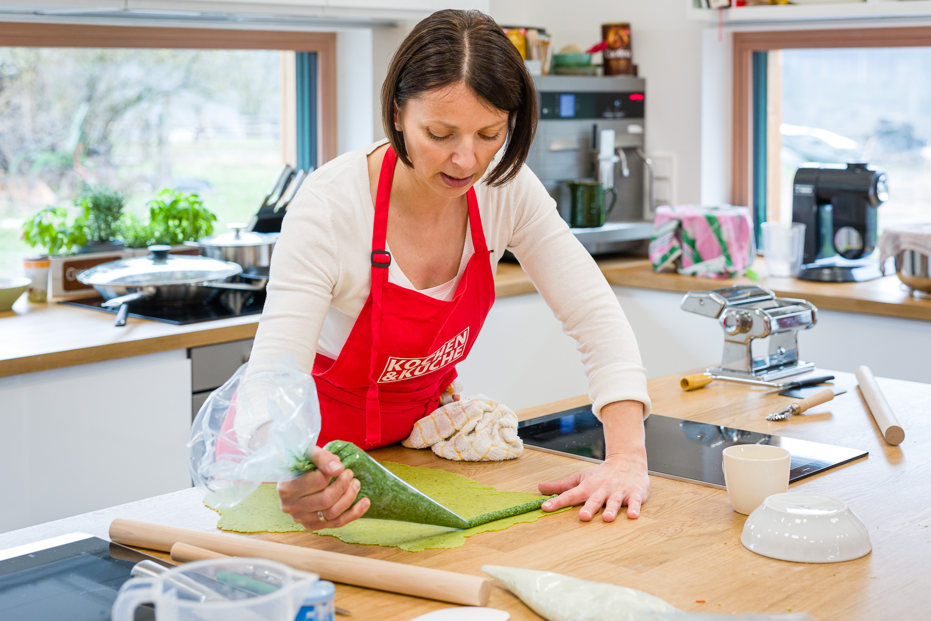 Fülle für die Ravioli auf den Nudelteig aufbringen