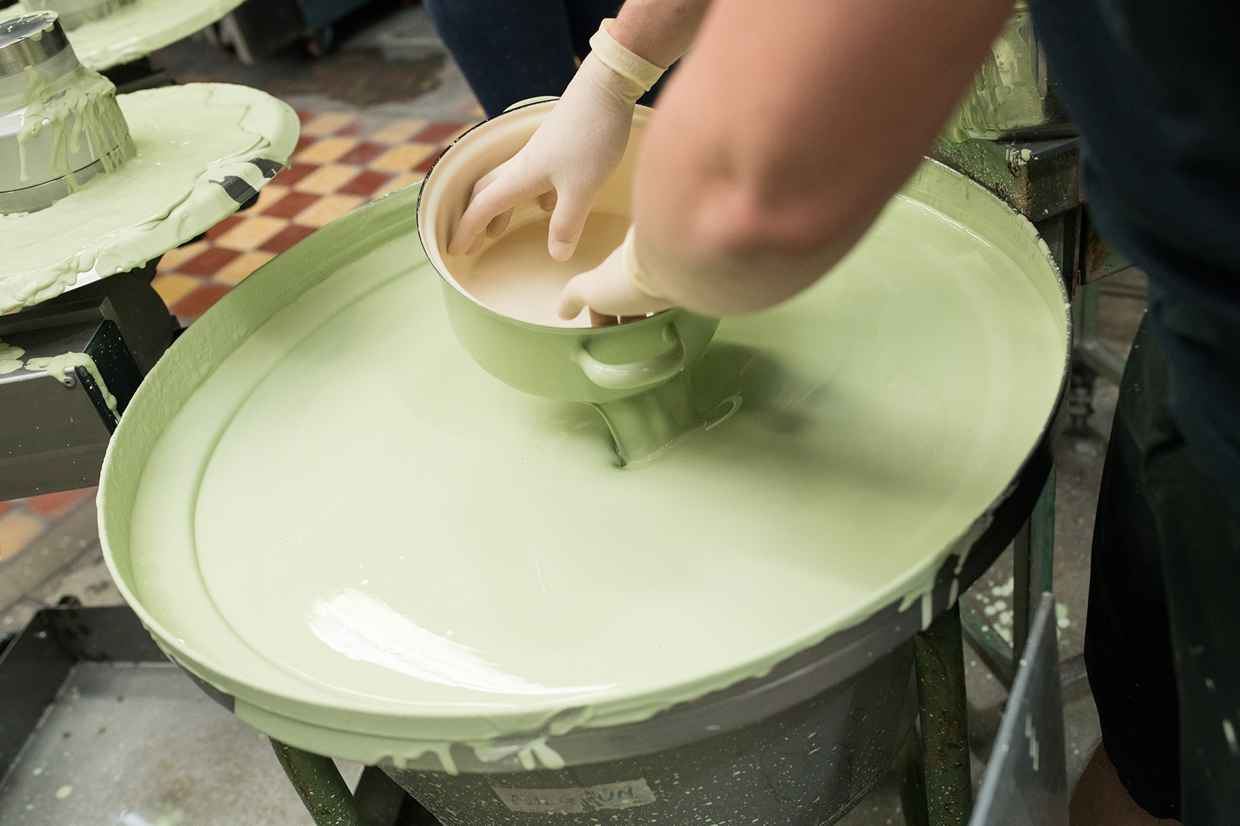 Produktionsschritt für Emaillegeschirr