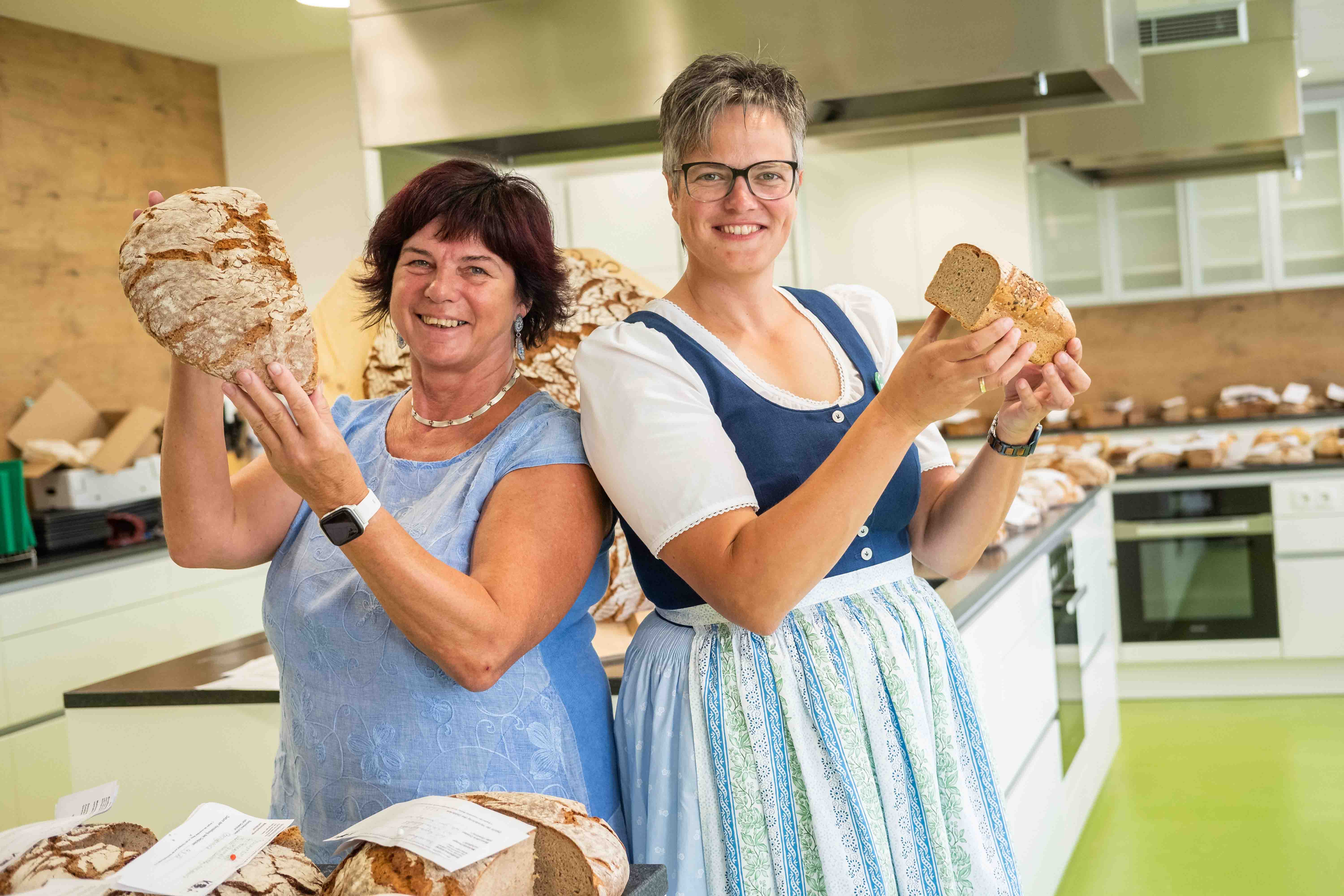 Bereits zum 25. Mal wurden bei der Landesprämierung die besten Brote gekürt, links Verkostungsleiterin Lipp, rechts Landesbäuerin Brander | Foto: LK/Danner