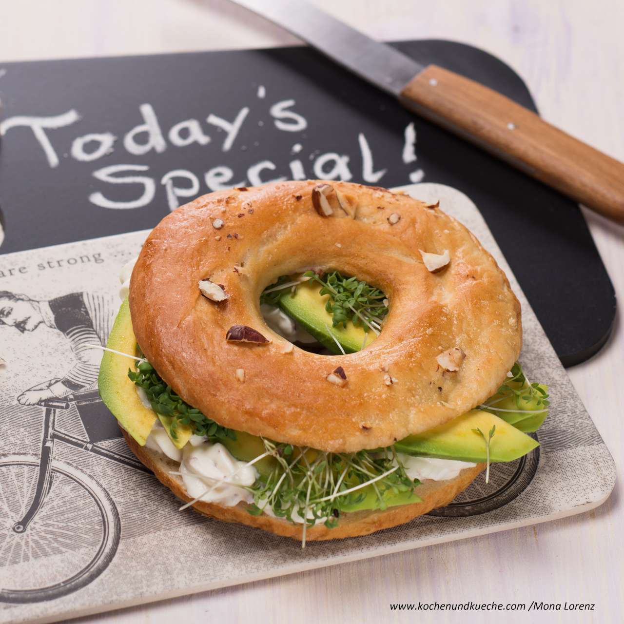 Bagels-mit-avocado-topfencreme-und-nuessen.jpg