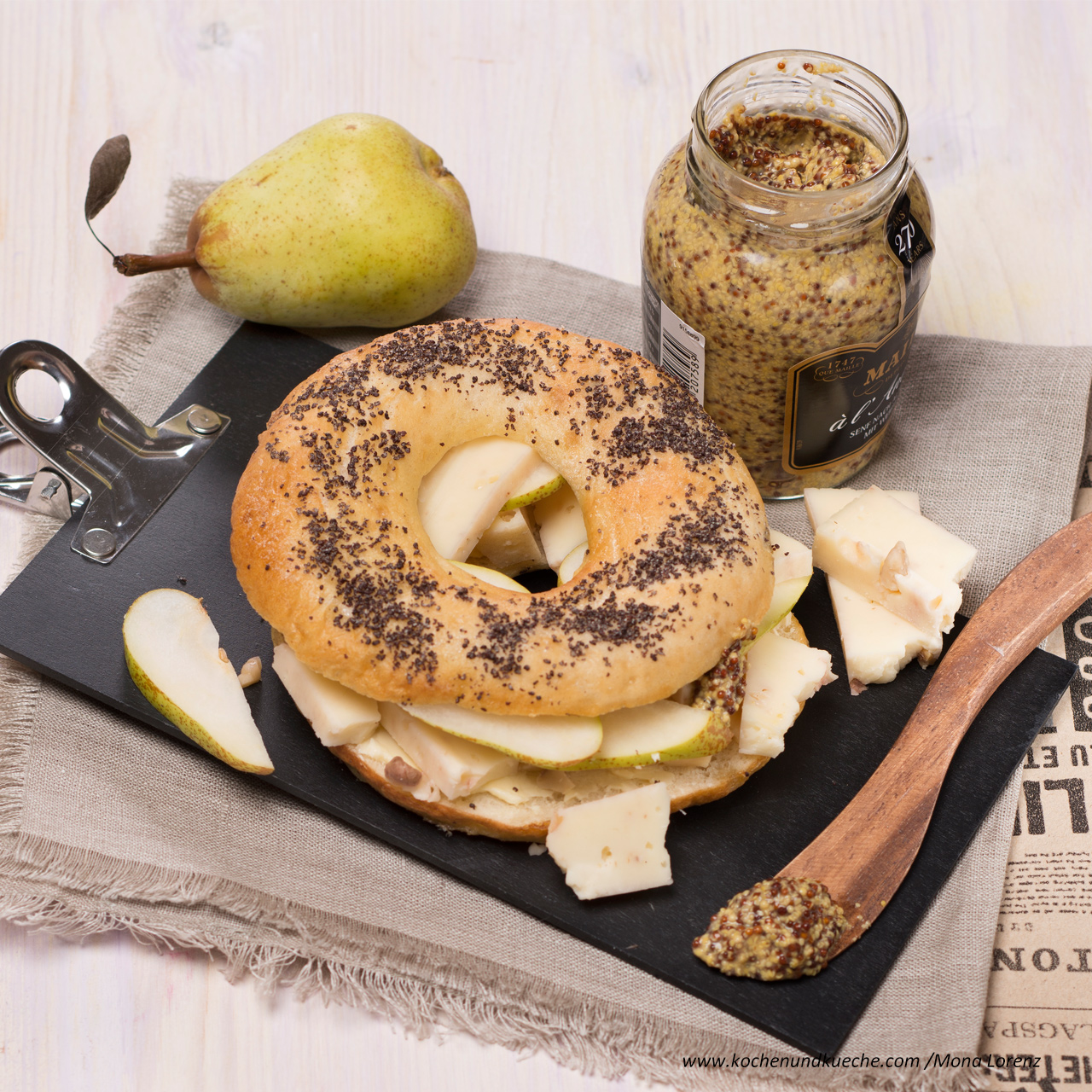 Mohnbagel-mit-walnusskaese-und-birnen.jpg