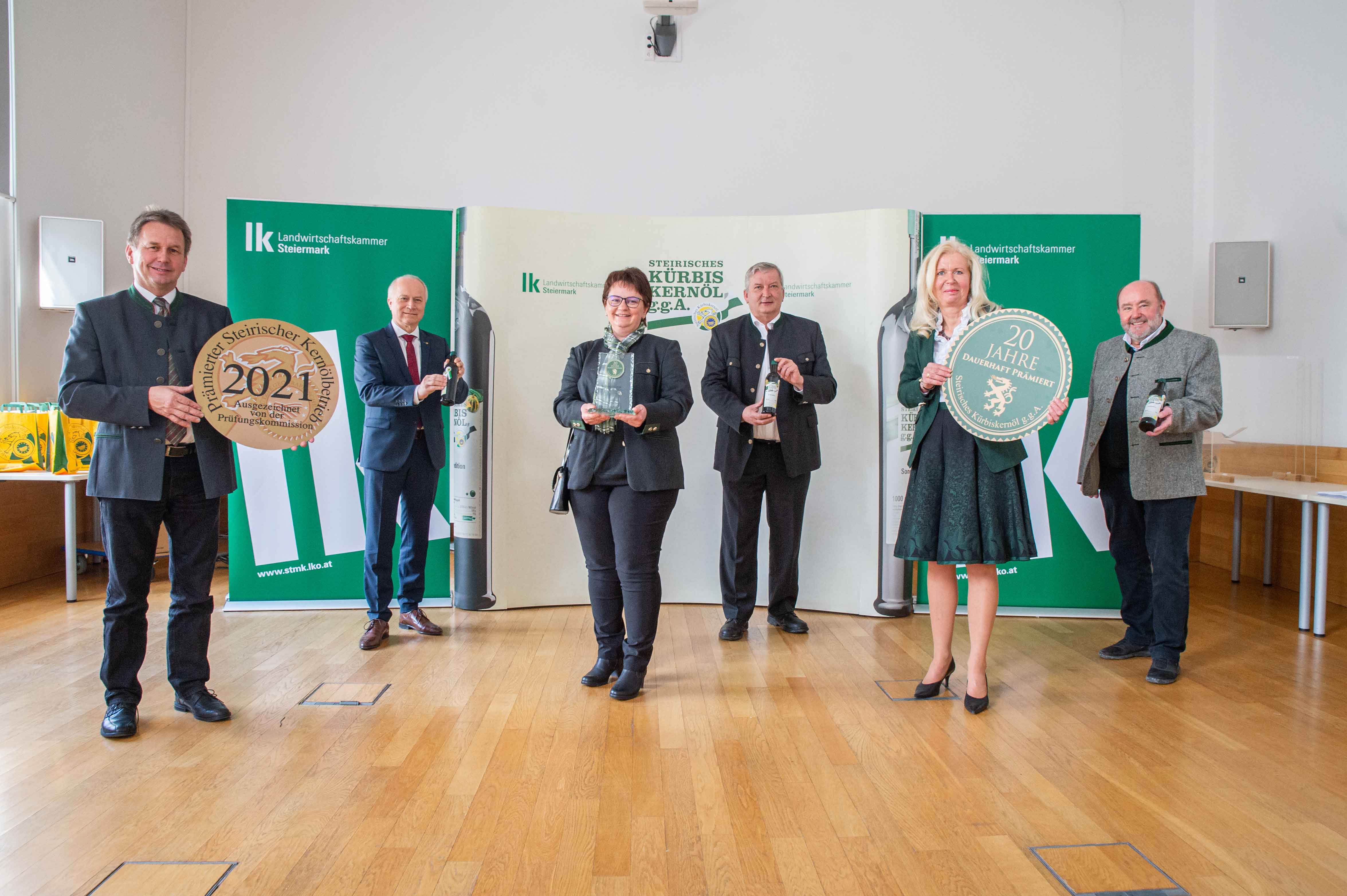 Landesprämierung Steirisches Kürbiskernöl g.g.A. 2021; Präsident Tischenbacher, Landesrat Seitinger, Lienhart, Obmann Gemeinschaft Steirisches Kürbiskernöl g.g.A. Labugger, Konrad, Sprecher der Ölmüller Kiendler (v.l.n.r.) | Foto: LK Stmk, Alexander Danner Landesprämierung Steirisches Kürbiskernöl g.g.A. 2021