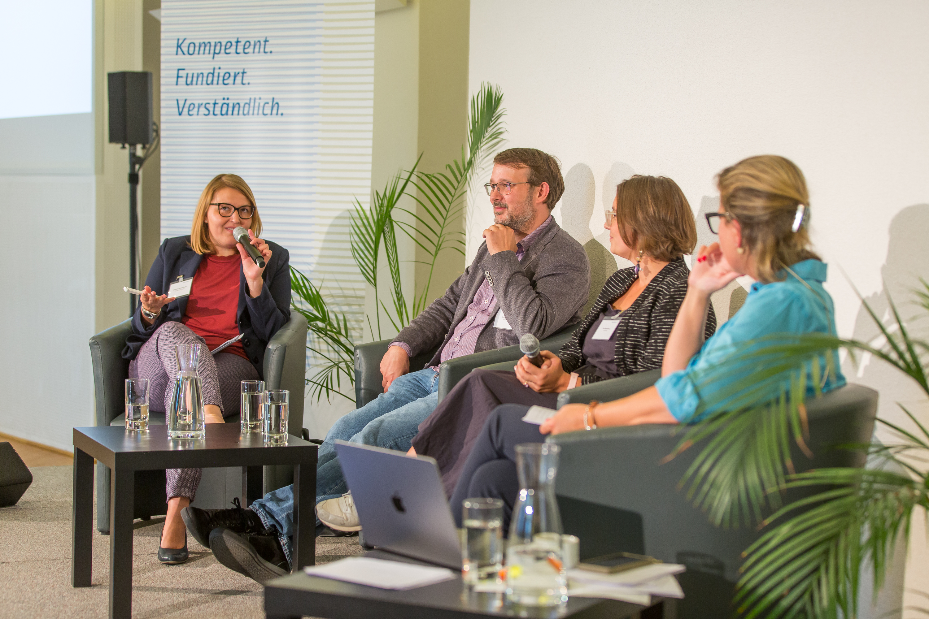 Podiumsdiskussion (v.l.n.r.): Christina Mutenthaler (AMA-Marketing), Roman Vilgut (Kleine Zeitung), Eva Rosenberg (Vier Pfoten) und Moderatorin Ursula Riegler