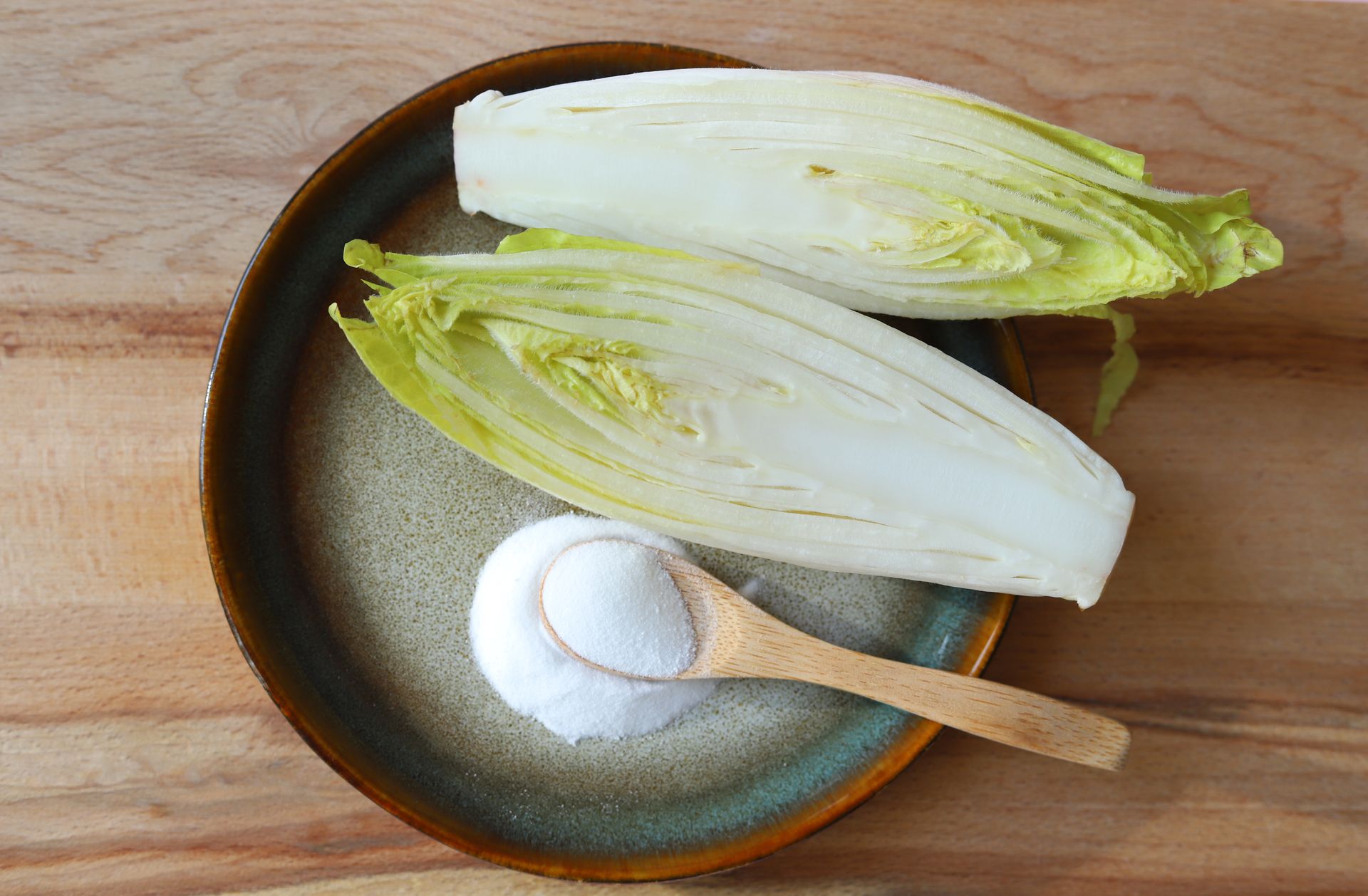 Chicorée auf einem Teller