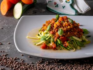 Linsenbolognese mit Zucchininudeln