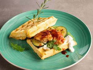 Bierwaffelsandwich mit gebratenem Hühnerbrustfilet