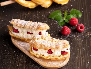 Brandteigstangerln mit Obers-Haselnusskrokrant-Fülle