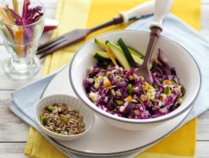 Sommersalat mit Pistazien und Kernen