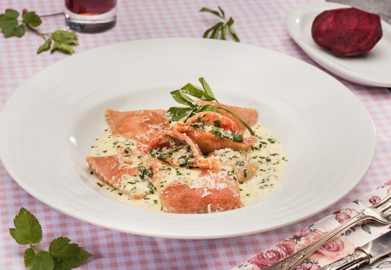 Rote Gierschravioli mit Zitronenrahm 