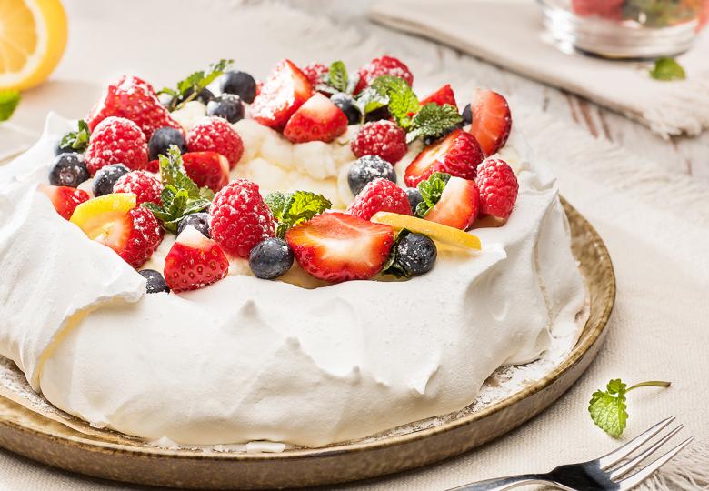 Pavlova mit Buttermilch-Zitronencreme