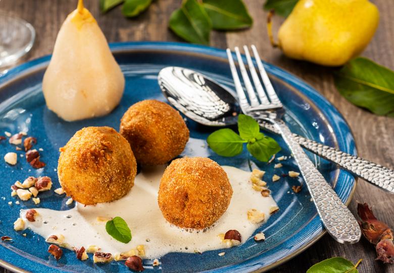 Gebackene Birnenknödel mit Mostsauce