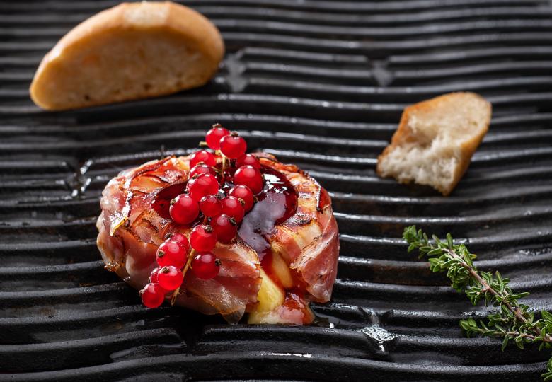 Camembert im Speckmantel
