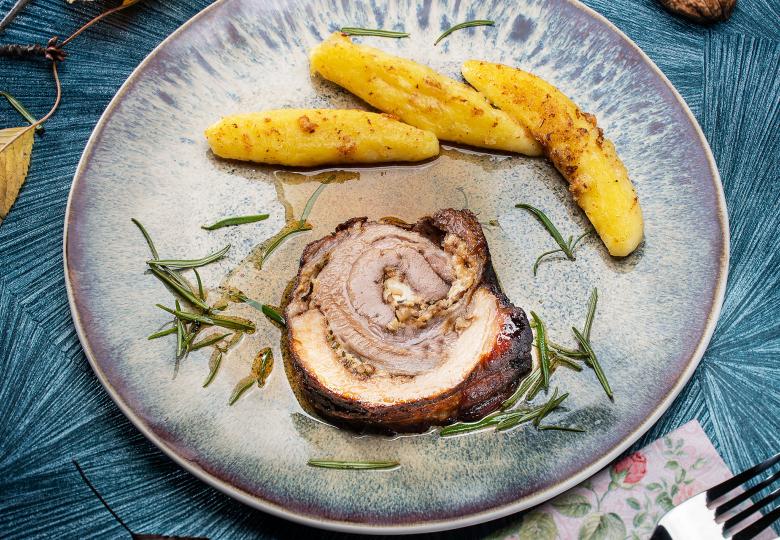 Nussig gefüllter Rollbraten vom Schwein mit Erdäpfelnudeln 