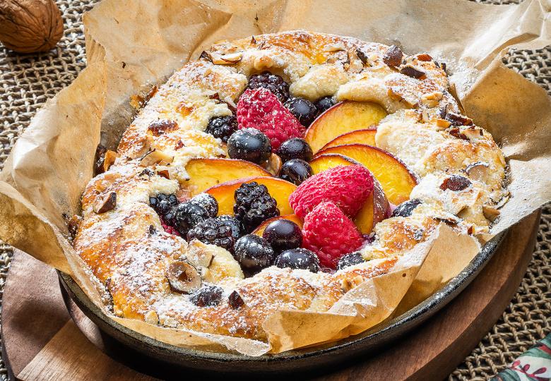 Süße Galette mit Sommerfrüchten