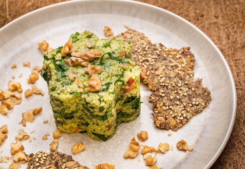Goldhirsesalat mit glutenfreien Crackern