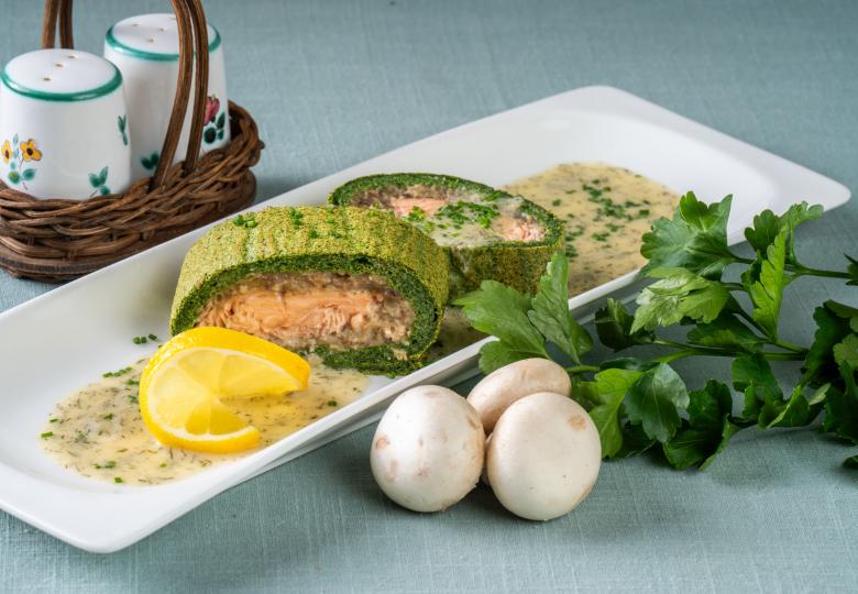 Kärntna Låxn im Spinatbiskuit mit Zwiebelweinsauce