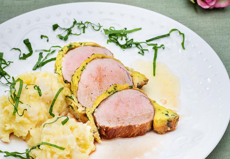 Schweinefilet mit Bärlauchkruste und Erdäpfel-Petersilwurzel-Püree