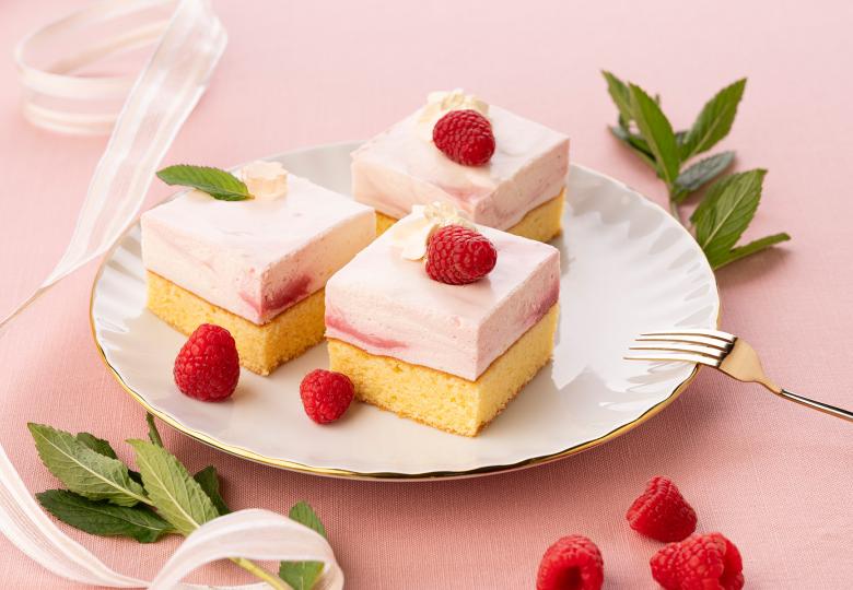 Apfelfrizzanteschnitte mit Himbeeren