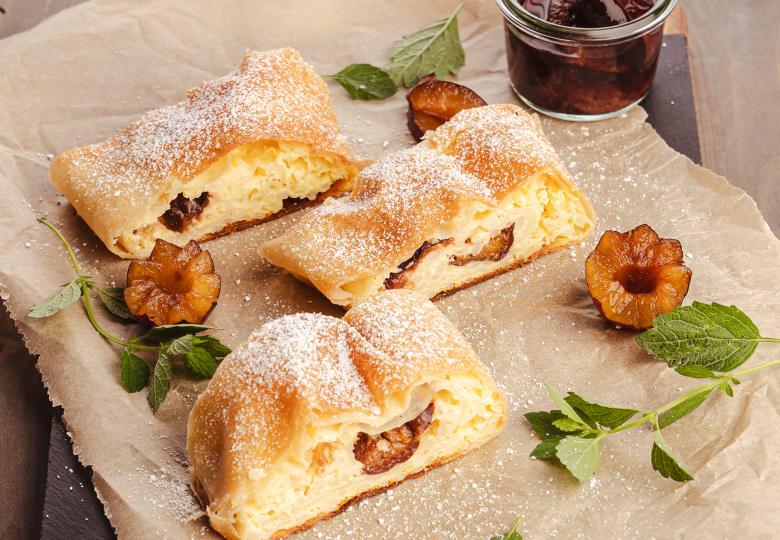 Milchreis-Topfen-Strudel mit Rotweinzwetschken
