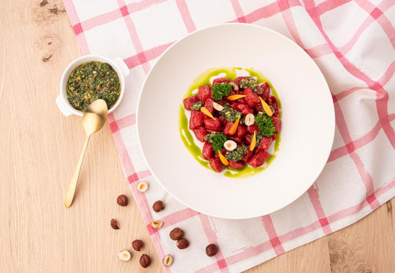 Rote-Rüben-Gnocchi mit Nusspesto