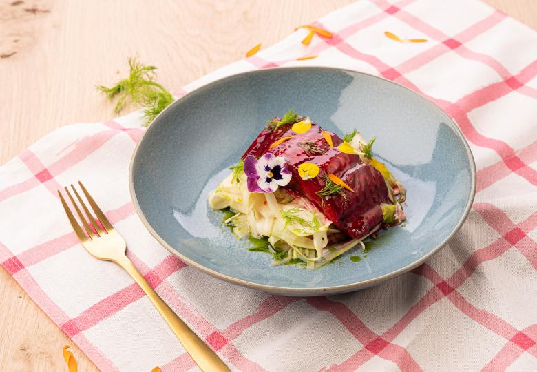 Wels im Rote-Rüben-Lack auf Fenchelsalat