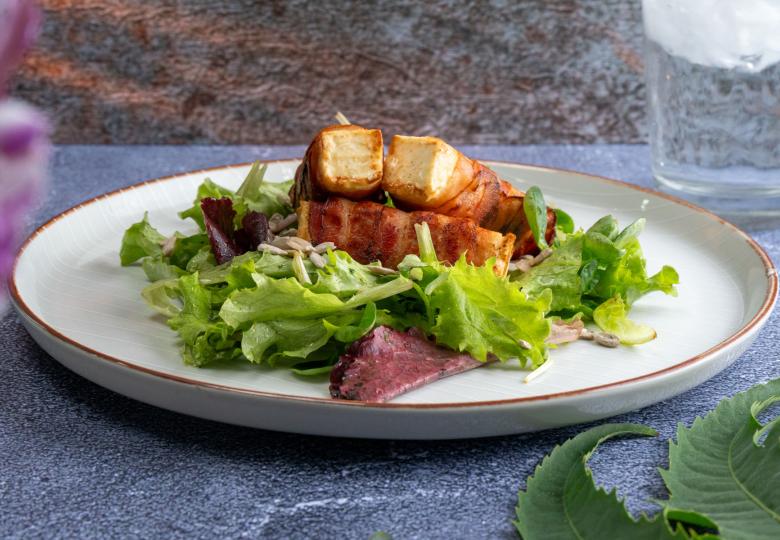 Schafskäse im Speckmantel mit Frühlingssalat