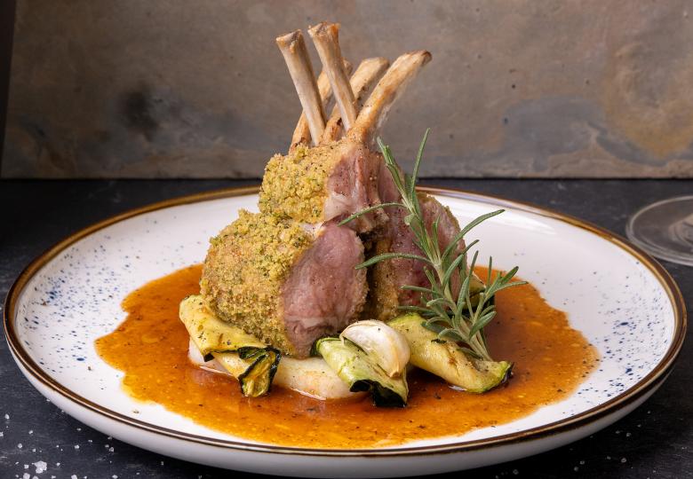 Lammkrone mit Lavendel-Kräuter-Kruste