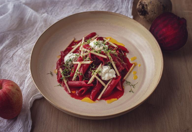 One-Pot-Rote-Rüben-Pasta mit Hüttenkäse