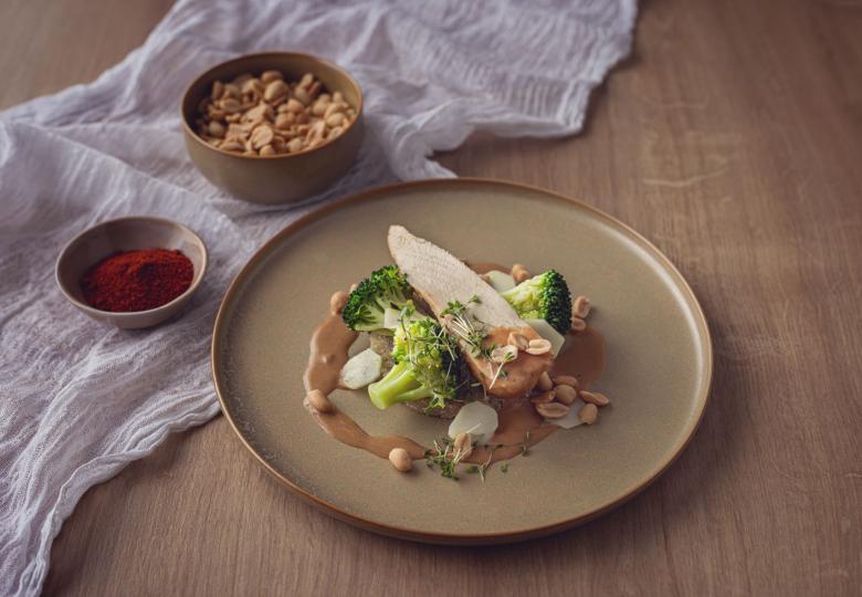Erdnusshuhn mit Quinoa und Brokkoli