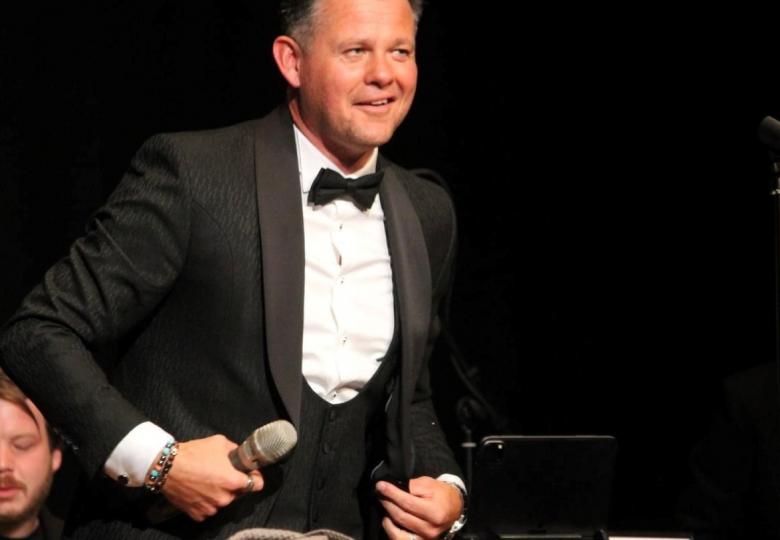 Sänger Gernot Pachernigg auf der Bühne