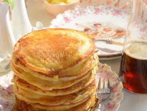Ananas-Pfannkuchen mit Rosenwassersirup
