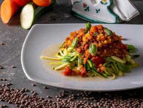 Linsenbolognese mit Zucchininudeln