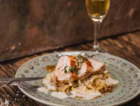 Putenmedaillons mit karamellisiertem Weißkraut