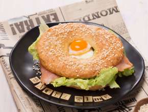 Bagels mit Räucherlachs und Wachtel-Spiegelei