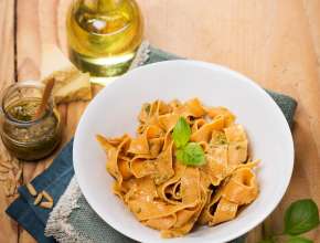 Vollkorn-Paradeiser-Nudeln mit Kräuterpesto